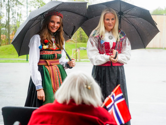 The Crown Princess and Princess Ingrid Alexandra on their surprise visit to Gullhella assisted living and care centre. Photo: Terje Pedersen, NTB. 
